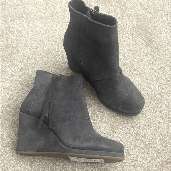 TOMS Desert Wedge Dark Gray Suede Bootie Sz 5.5 - Picture 1 of 9
